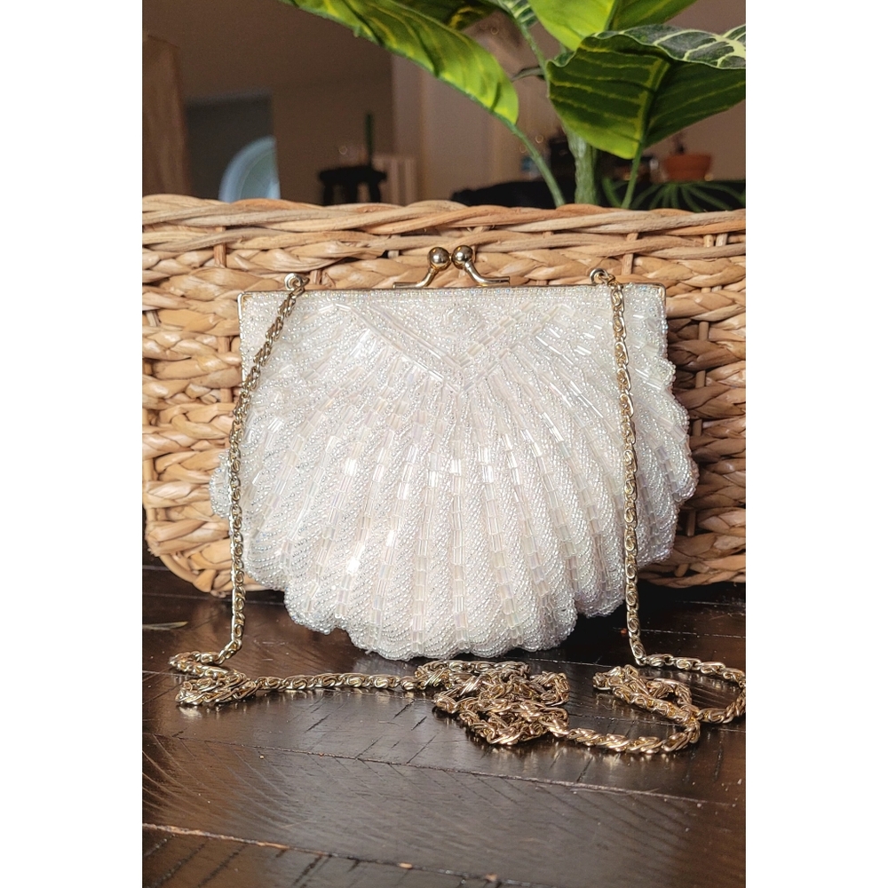 La Regale Beaded Ivory Clam Shell Cossbody Purse
